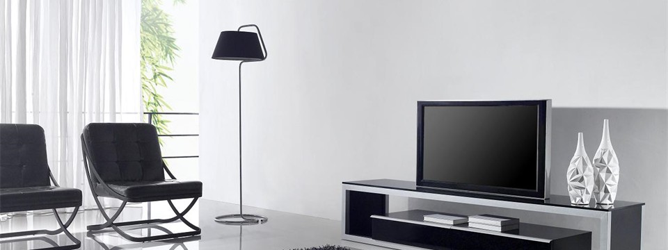Minimalist-living-room-with-modern-TV-table